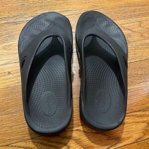 OOFOS Black Comfort Sandals